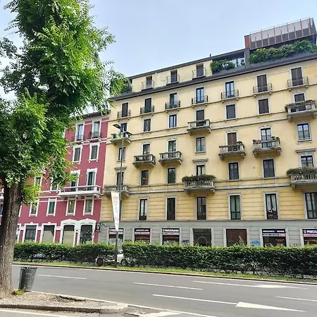 Typical Milanese House In Navigli, Centre Milán